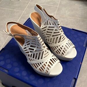 NWOT Charlotte Russe Wedge- Cream